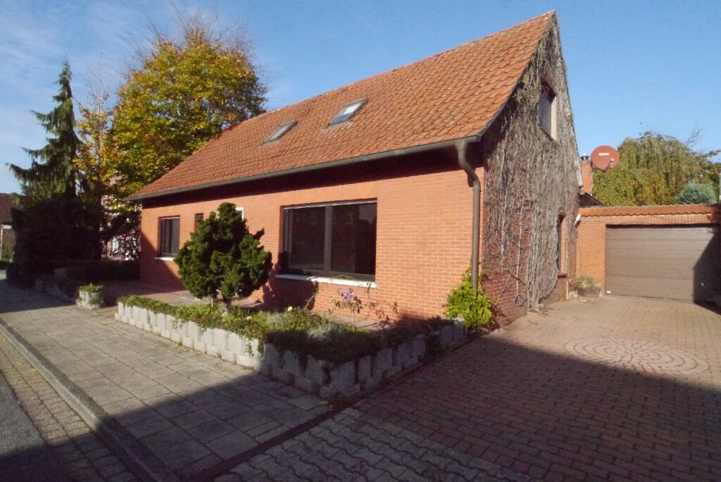 Frontansicht mit Garage