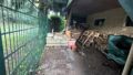 Holzlager hinter der Garage