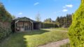 Gartenansicht mit Gartenhaus