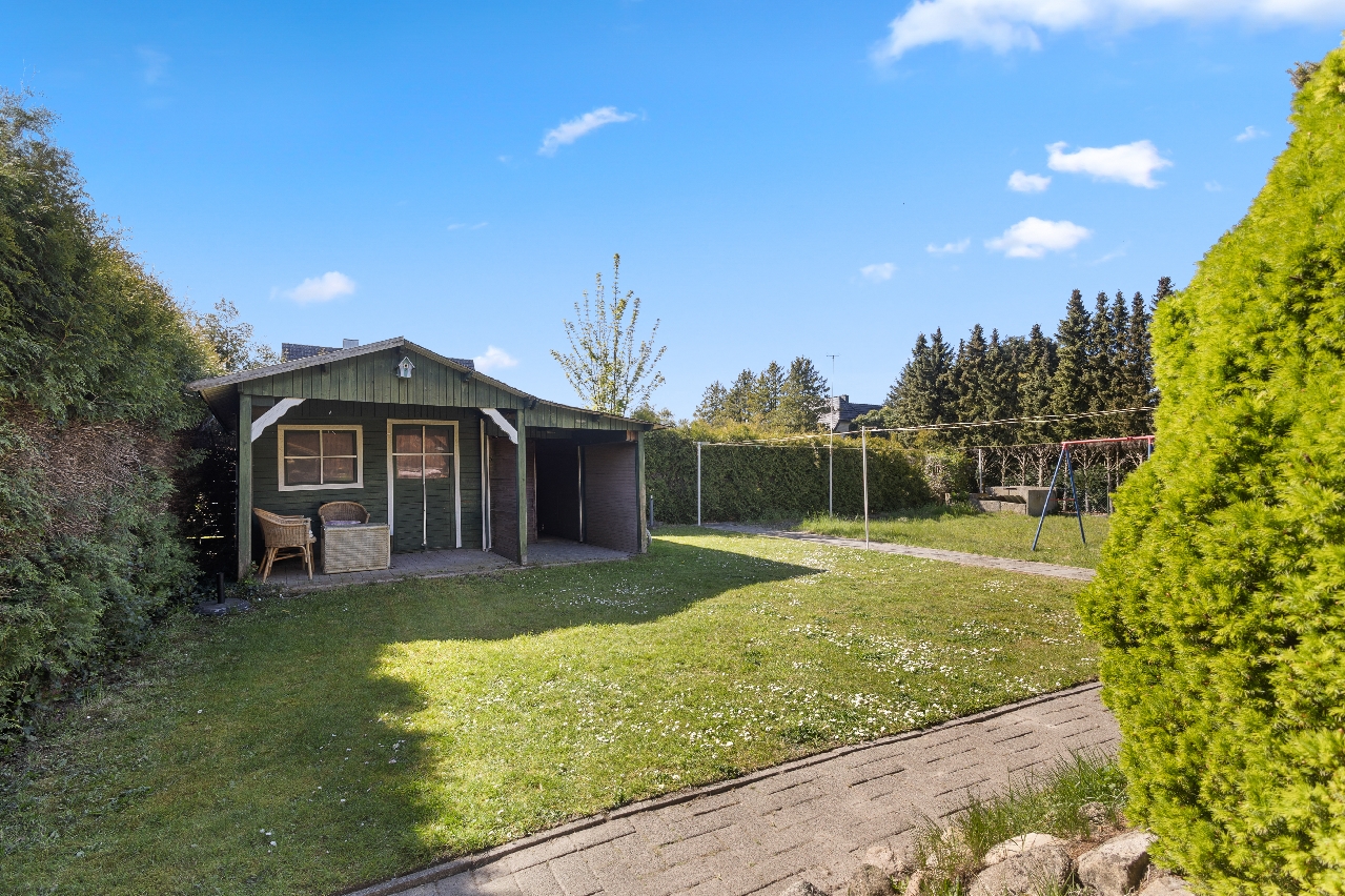 Gartenansicht mit Gartenhaus